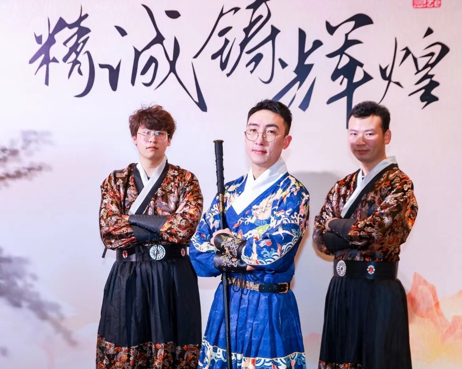 丹心寄壯志，精誠鑄輝煌