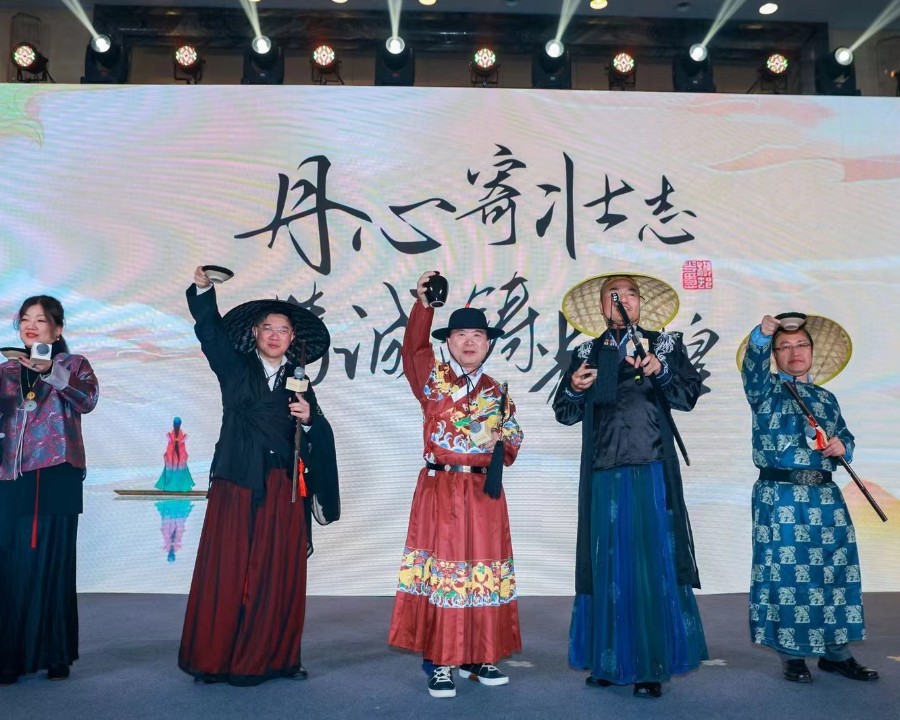 丹心寄壯志，精誠鑄輝煌